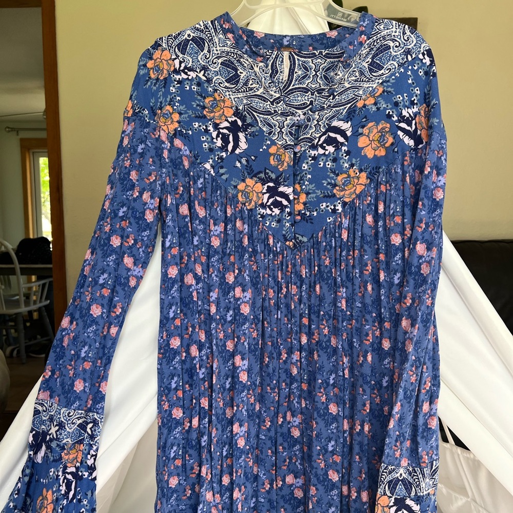 Floral free people tunic top with button detailing on the top